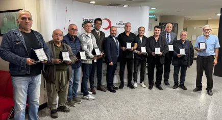 Kızılaydan rekortmen kan bağışçılarına plaket