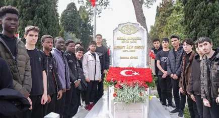 İstiklal Marşı'nın kabulünün 104. yılı:  Mehmet Akif Ersoy kabri başında anıldı