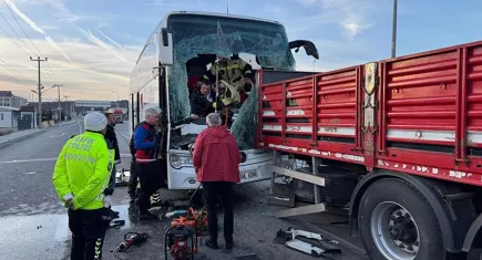 Kütahya'da yolcu otobüsü kaza yaptı: Çok sayıda yaralı var