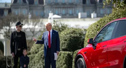 Trump'tan Musk'a jest:Kırmızı Tesla satın aldı!
