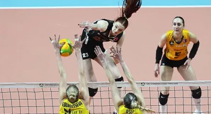 VakıfBank, Şampiyonlar Ligi'nde Fenerbahçe’yi eledi, Dörtlü Final'e yükseldi
