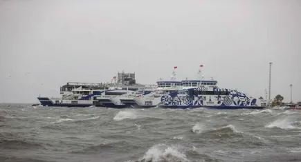 İzmir'de olumsuz hava koşulları nedeniyle vapur seferleri iptal edildi
