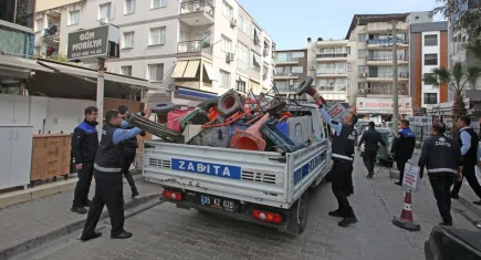 Karabağlar’da kaldırım işgallerine karşı mücadele devam ediyor