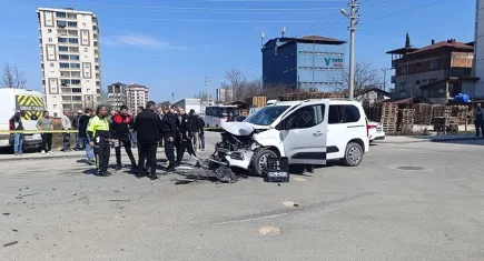 Öğrenci servisi ile hafif ticari araç çarpıştı: Çok sayıda öğrenci yaralandı