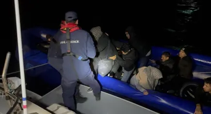 İzmir haber: Çeşme’de 19 düzensiz göçmen yakalandı