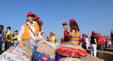 İzmir'de kanserle mücadele eden aileler için "Koli Koli Mutluluk"