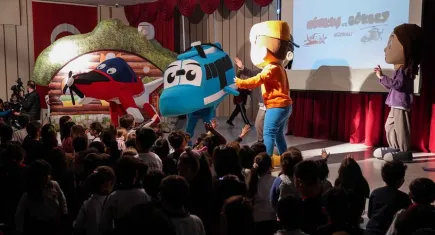 İzmir'de minikler Hürkuş ve Gökbey'i müzikalle tanıdı