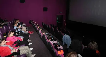 İzmir'de minikler "Ufkun Ötesinde" belgeselini izledi
