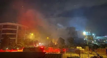 İzmir'de seramik deposunda büyük yangın