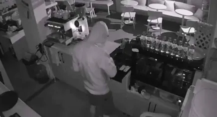 İzmir Haber: Aynı gece 3 iş yerinden hırsızlık yapan şüpheli yakalandı