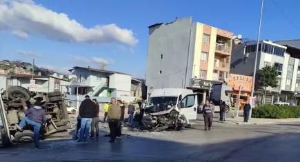 İzmir haber: İzmir Karabağlar'da 3 araç kaza yaptı