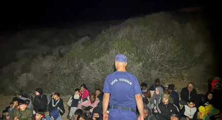 İzmir haber: Çeşme’de 25 düzensiz göçmen yakalandı