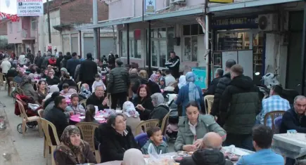 Ödemiş'te mahalleli iftarda bir araya geldi