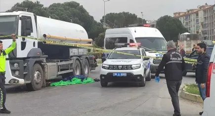 İzmir'de kamyonun çarptığı yaya hayatını kaybetti