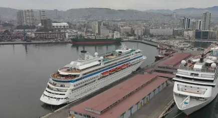 İzmir'e kruvaziyerle turist akını
