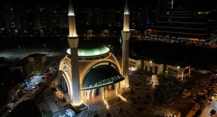 İzmir'de Kadir Gecesi dualarla idrak edildi