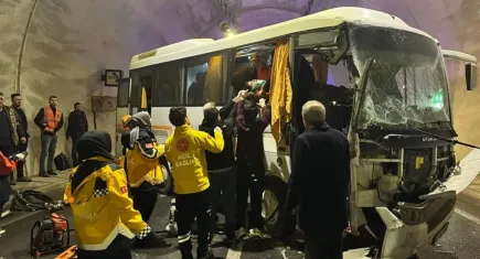 Midibüs ile tır çarpıştı: Çok sayıda yaralı var!