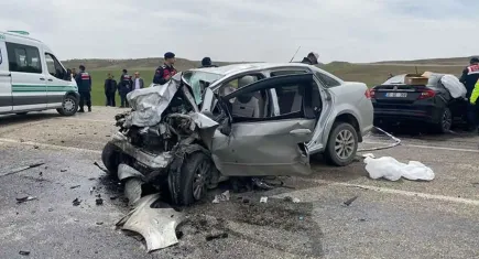 Ankara'da otomobiller çarpıştı: Ölü ve yaralılar var
