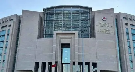 İBB'ye yönelik "terör" soruşturmasında gözaltın alınan Ebru Özdemir adliyeye götürüldü