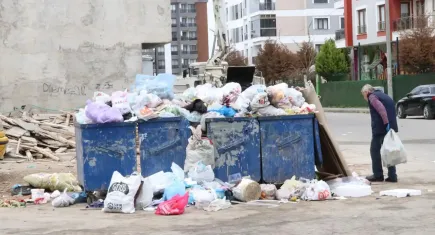 İzmir'de grev çöp yığınlarına sebep oldu 
