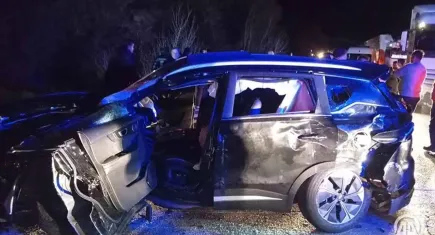 Yolcu otobüsü otomobille çarpıştı: Çok sayıda yaralı