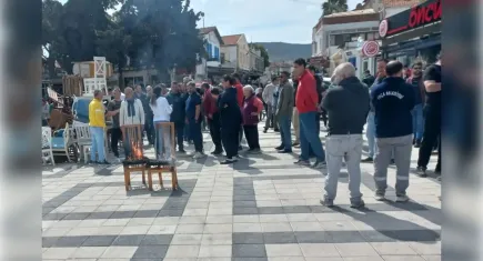 Foça'da esnaf belediyeye tepki olarak sandalye yaktı