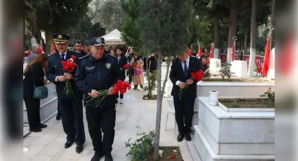 İzmir'de bayram öncesi şehitliklere ziyaret
