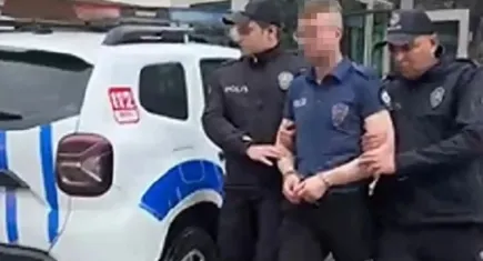 İzmir'de askeri üniformayla dolandırıcılık yapıyordu bu kez de polis üniformasıyla yakalandı