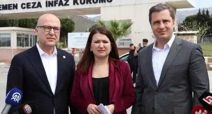İzmir'deki izinsiz gösterilerde tutuklananlara CHP heyetinden ziyaret