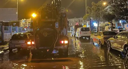 Çeşme'de sağanak sonrası ekiplerden yoğun çalışma