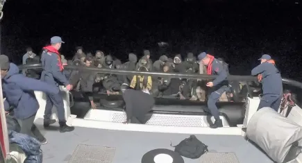 Dikili açıklarında 46 düzensiz göçmen kurtarıldı