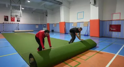 Voleybol salonuna halı sererek dünya şampiyonasına hazırlanıyor