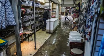 İzmir'de sağanak yağış etkili oldu: Kemeraltı Çarşısı sular altında kaldı