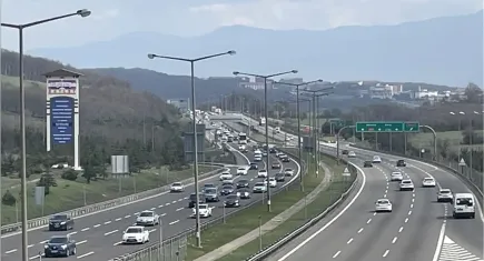 Anadolu Otoyolu Bolu kesiminde trafikte tatil dönüşü yoğunluğu