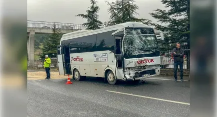 Uşak'ta işçi servisleri çarpıştı: 20 kişi yaralandı
