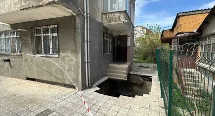 İstanbul'da apartmanın girişindeki zemin kısmen çöktü