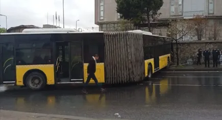 İstanbul’da kaza: İETT otobüsü duvara çarptı