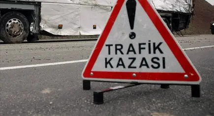 İzmir'de kaza: Tır park halindeki panelvana çarptı