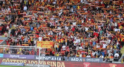 Göztepe taraftarı takımını karşılıyor 