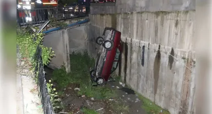Manisa'da kaza: Otomobil dereye düştü