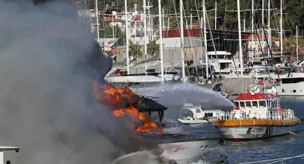 Fethiye'de 3 tekne cayır cayır yandı!