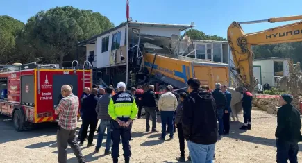 İzmir haber: Kamyon binaya çarptı