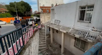 İzmir'de kaza: Otomobil merdiven boşluğuna düştü