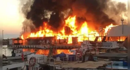 Foça’da balıkçı barınağında yangın: 3 tekne hasar gördü