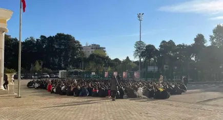 İzmirli milletvekillerinden oturma eylemi yapan öğrencilere destek