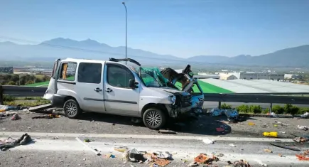 İzmir'de kamyon hafif ticari araca çarptı