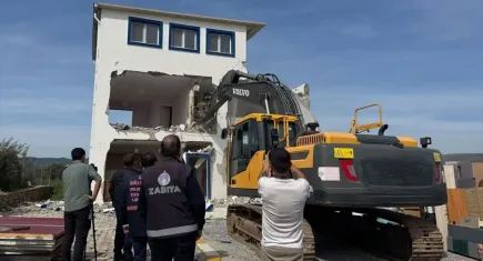 Muğla’da hazine arazisine yapılan kaçak villa yıkıldı