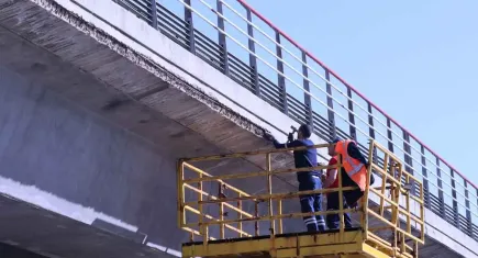 Stadyum metro hattındaki üst geçitten dökülen beton parçaları için ekipler çalışma yürütüyor