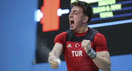 Milli halterci Yusuf Fehmi Genç’ten Avrupa’da tarihi başarı