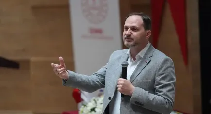 Yeşilay Genel Başkanı Dinç, İzmir'de öyküsel terapi yöntemini anlattı